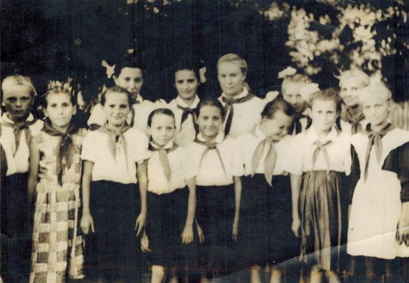 1961 год Отдых в Туркинском лагере (в центре).